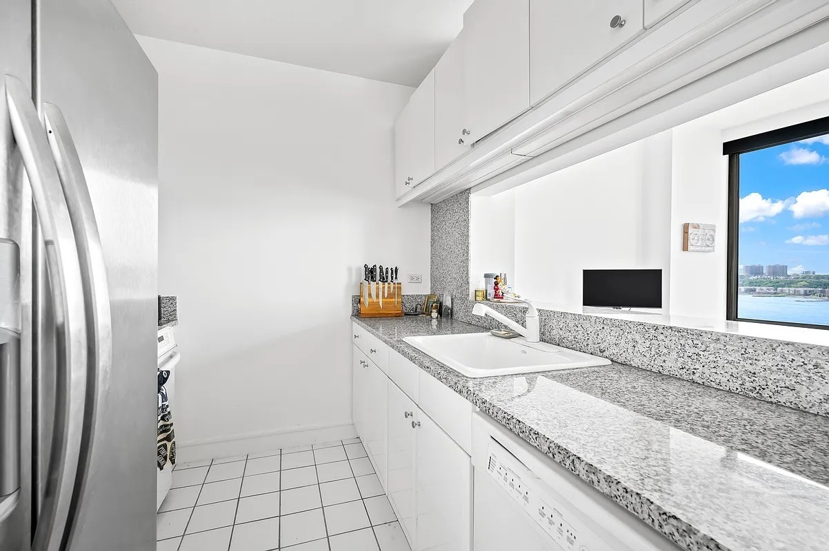200 Riverside Boulevard, Unit 18I Manhattan, NY 10069 - Photo 3 of 7 Gallery Image 3