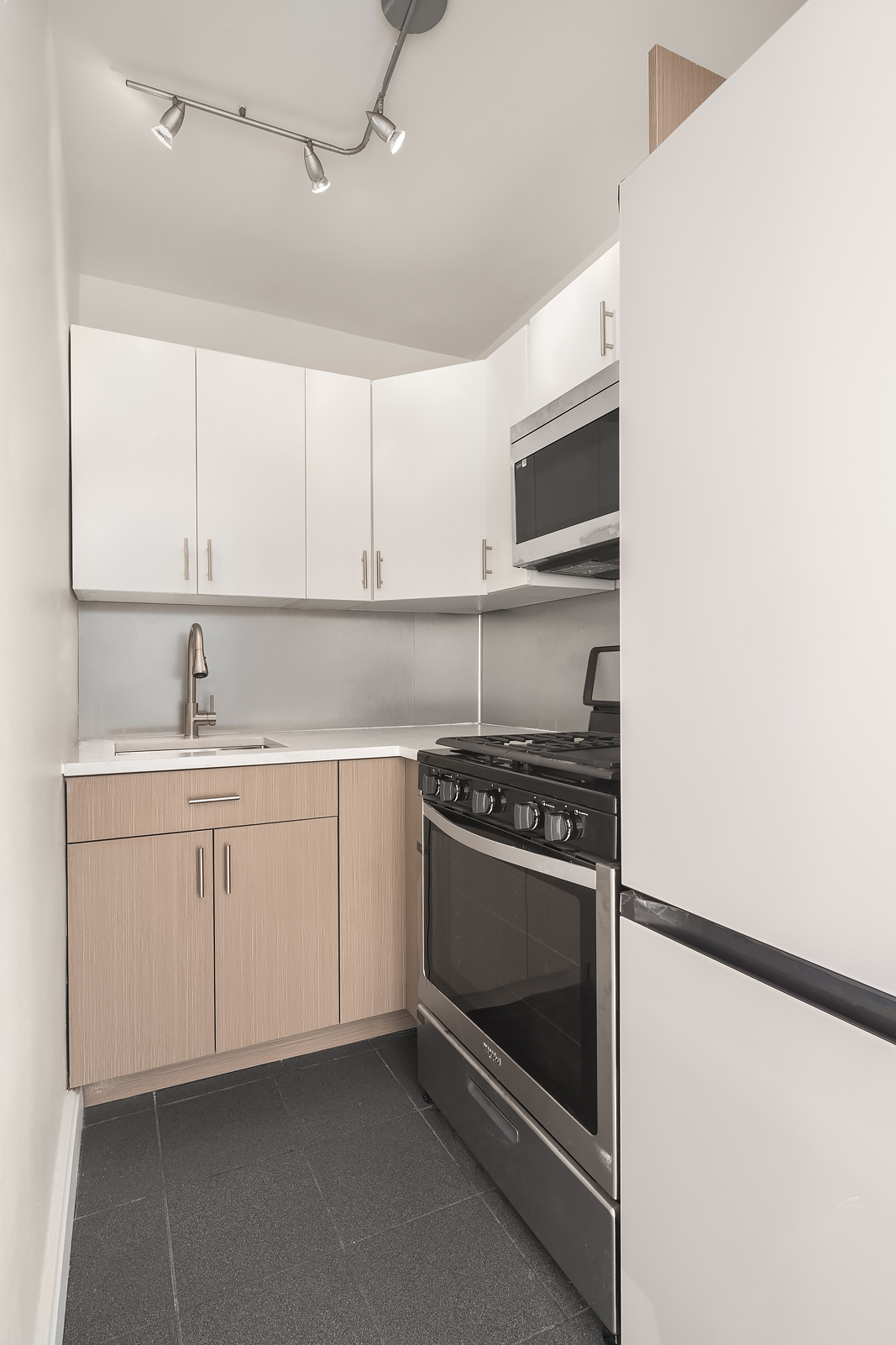 430 West 34th Street, Unit 7A Manhattan, NY 10001 - Photo 3 of 7