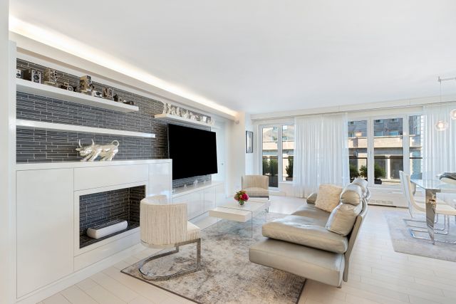 $1,850,000 | 200 Central Park South, Unit 19H | Central Park South