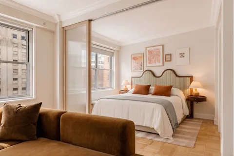 $399,000 | 150 East 61st Street, Unit 8K | Lenox Hill