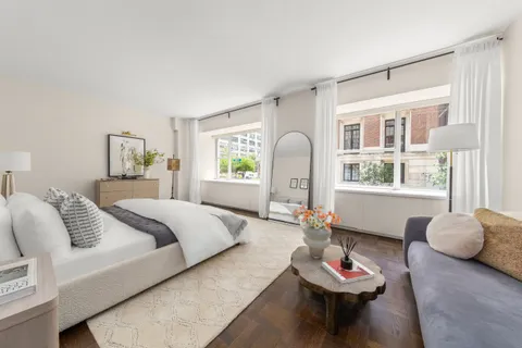 $1,895,000 | 700 Park Avenue, Unit 2B | Lenox Hill