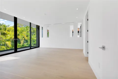 $6,350,000 | 5630 Pine Tree Drive, Miami Beach, FL 33140