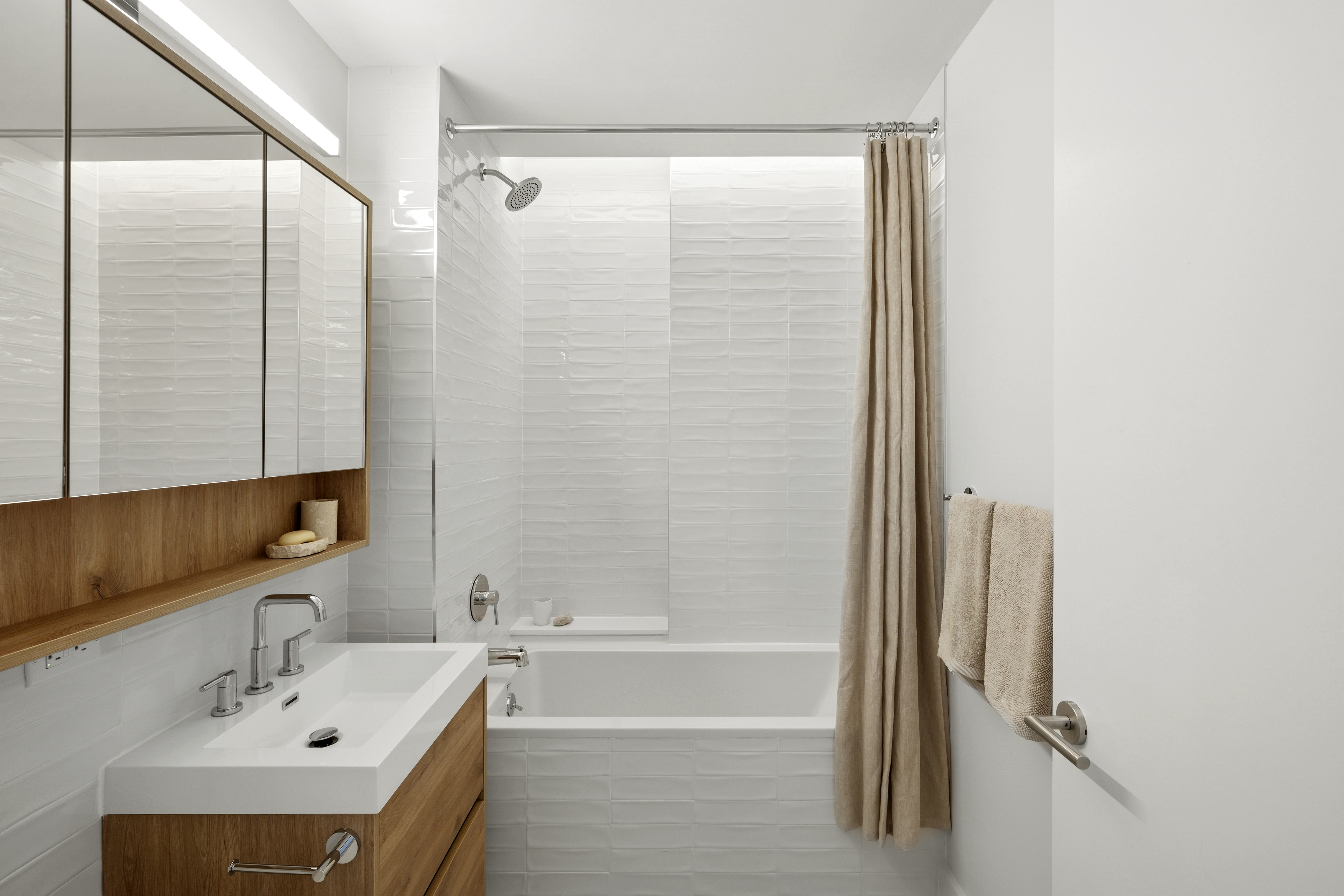 340 Lenox Road, Unit 6D Brooklyn, NY 11226 - Photo 9 of 29 a bathroom with a bathtub a sink and a mirror