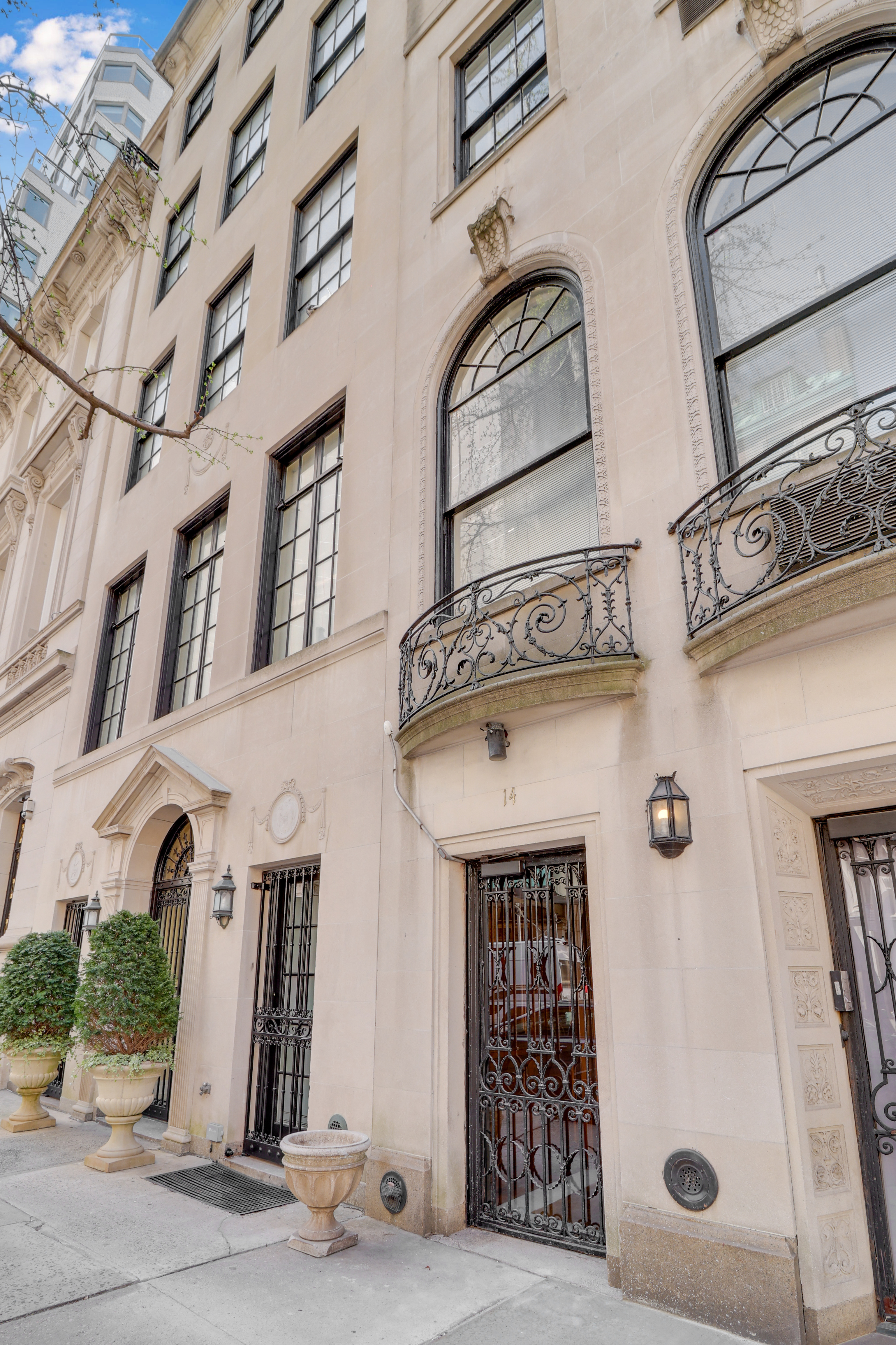 14 East 68th Street, Unit 3 Manhattan, NY 10065 - Photo 15 of 16 front view of a building