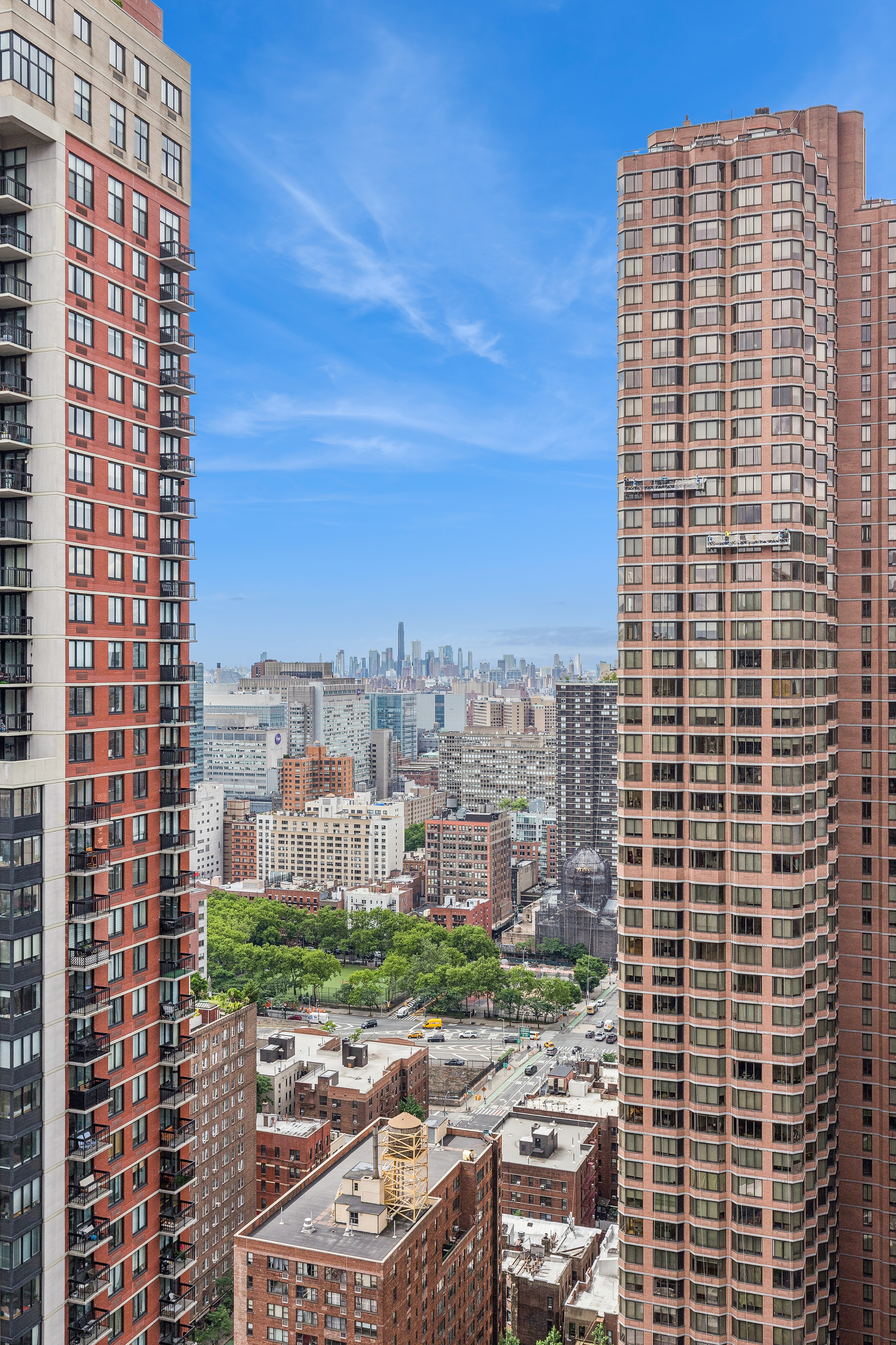 235 East 40th Street, Unit 37C Manhattan, NY 10016 - Photo 8 of 10 a city view with tall buildings