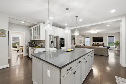 a large kitchen with kitchen island a large island in it