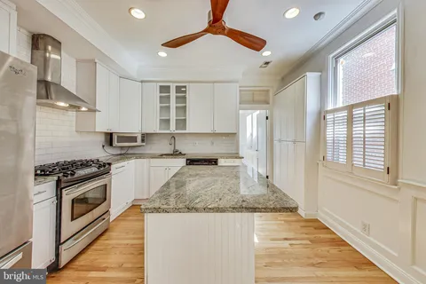 $1,200,000 | 524 10th Street Southeast, Washington, DC 20003