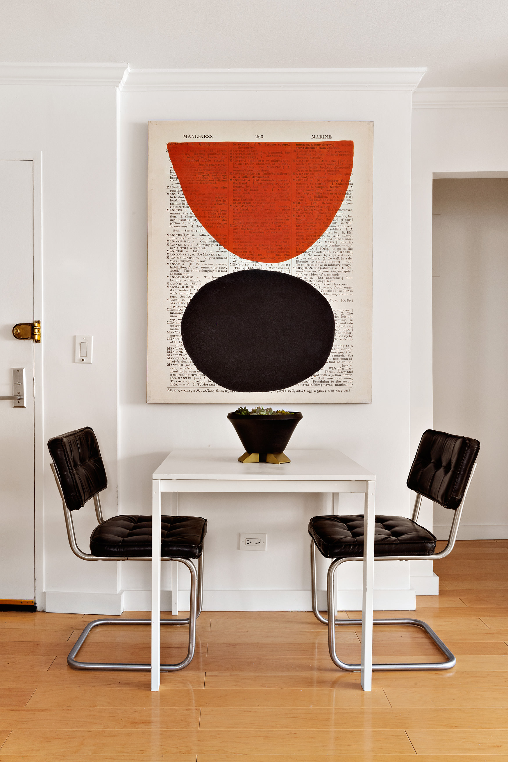 330 East 49th Street, Unit 9C Manhattan, NY 10017 - Photo 7 of 13 a kitchen with table and chairs