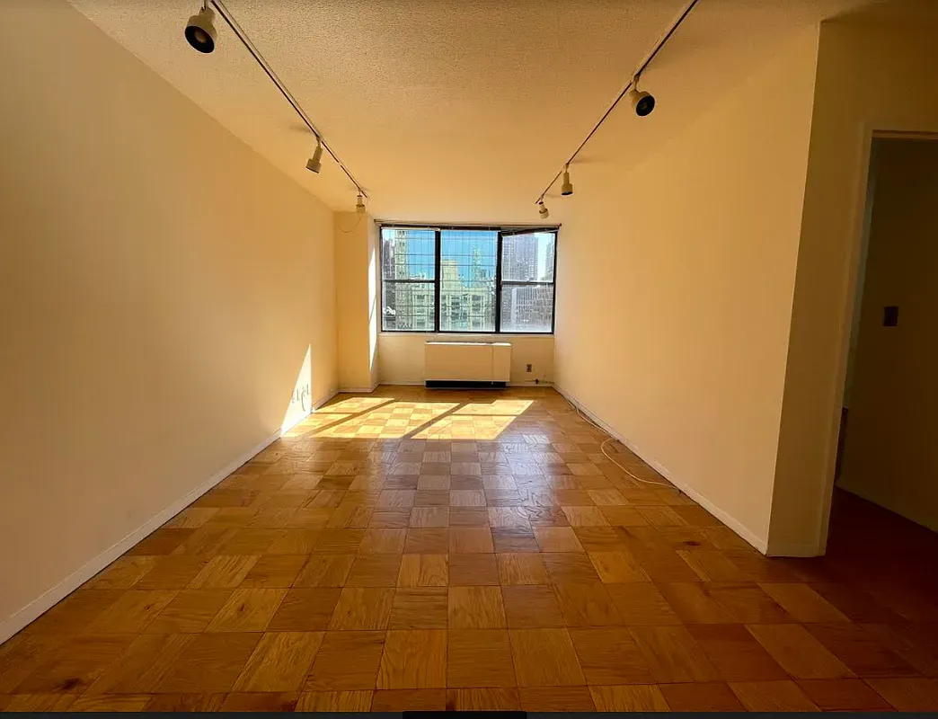$3,650 | 301 East 45th Street, Unit 20D | Midtown East