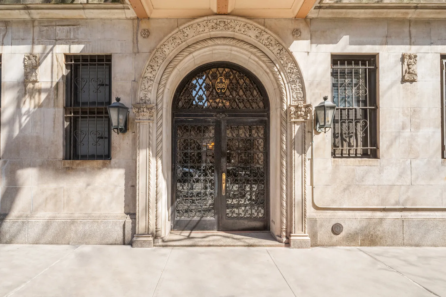 a view of entryway with a front door