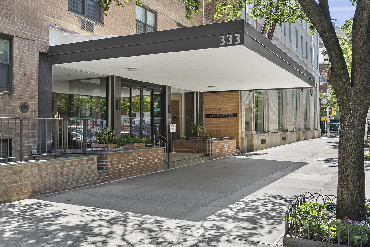 333 East 79th Street, Unit 9Y Manhattan, NY 10075 - Photo 8 of 11 a view of a house with a outdoor space