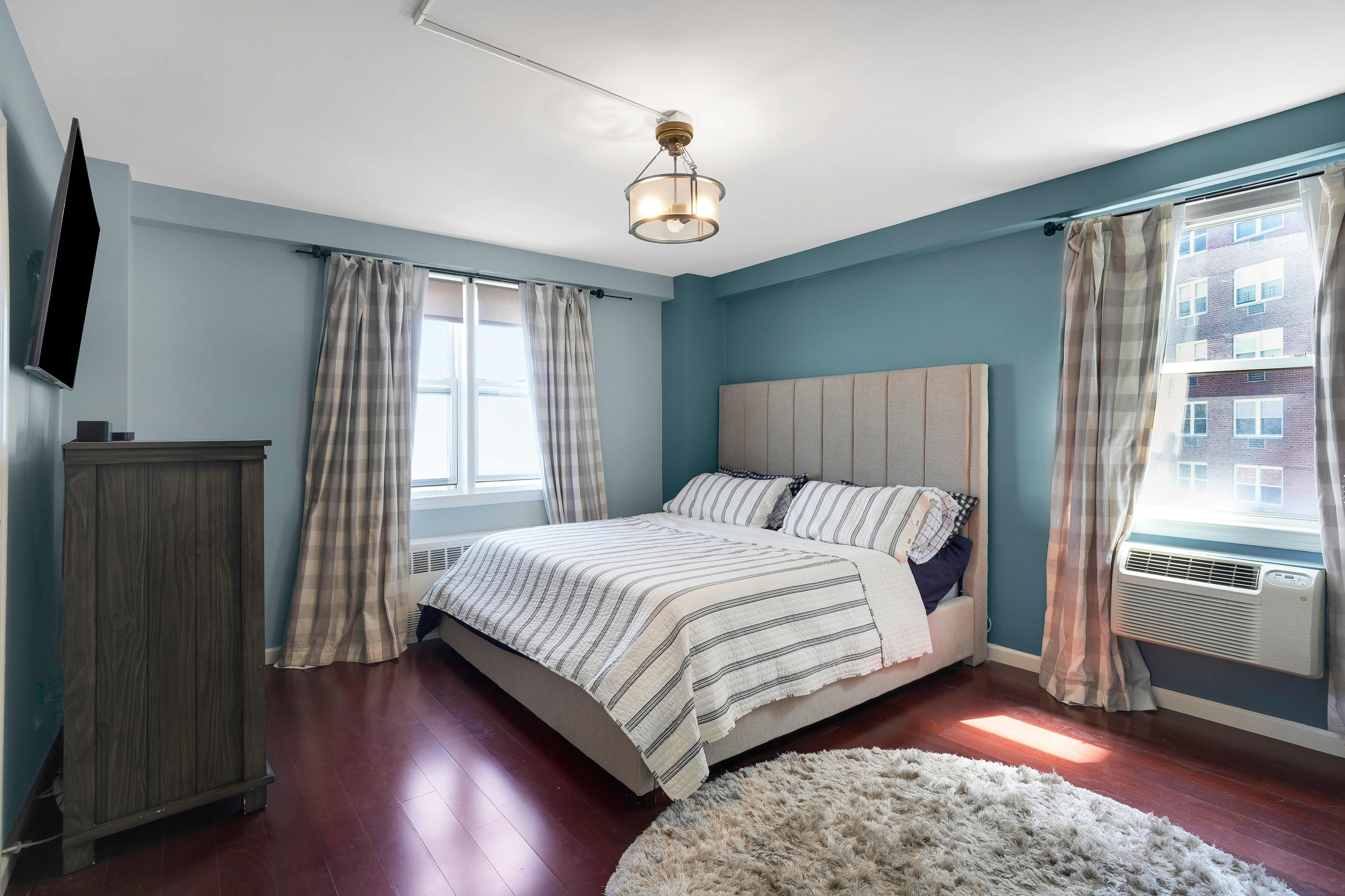 5900 Arlington Avenue, Unit 17W Bronx, NY 10471 - Photo 6 of 14 a bedroom with a bed and a window