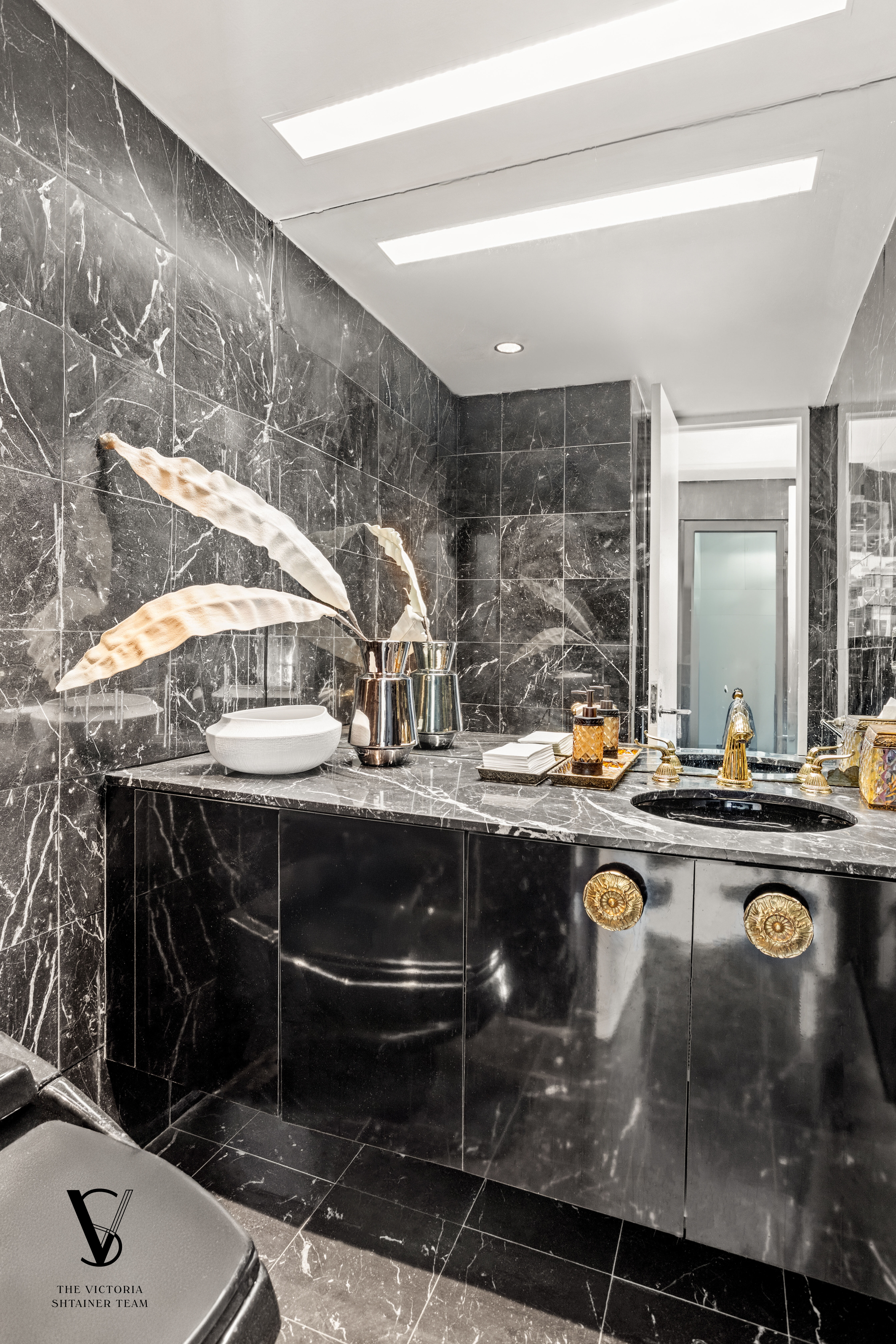 415 East 54th Street, Unit 6D Manhattan, NY 10022 - Photo 7 of 18 a view of kitchen with sink and refrigerator