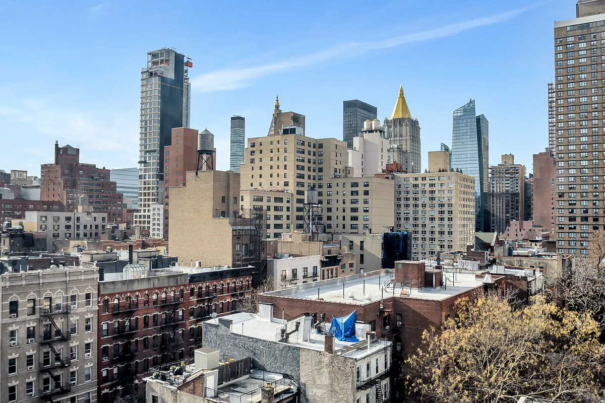 250 East 30th Street, Unit 10H Manhattan, NY 10016 - Photo 3 of 9 a view of city with tall buildings