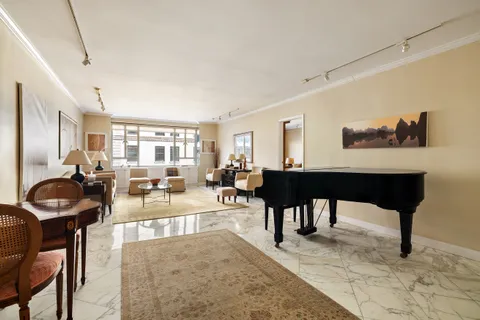 $2,995,000 | 30 East 62nd Street, Unit 4A | Lenox Hill