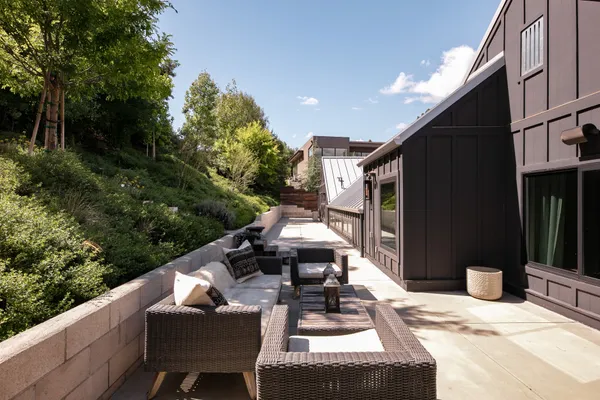 $2,550,000 | 28960 Crags Drive, Agoura Hills, CA 91301