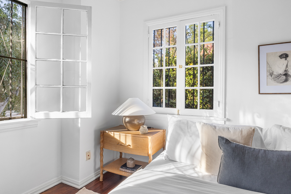926 Burnside Avenue Los Angeles, CA 90036 - Photo 27 of 71 a living room with furniture and window