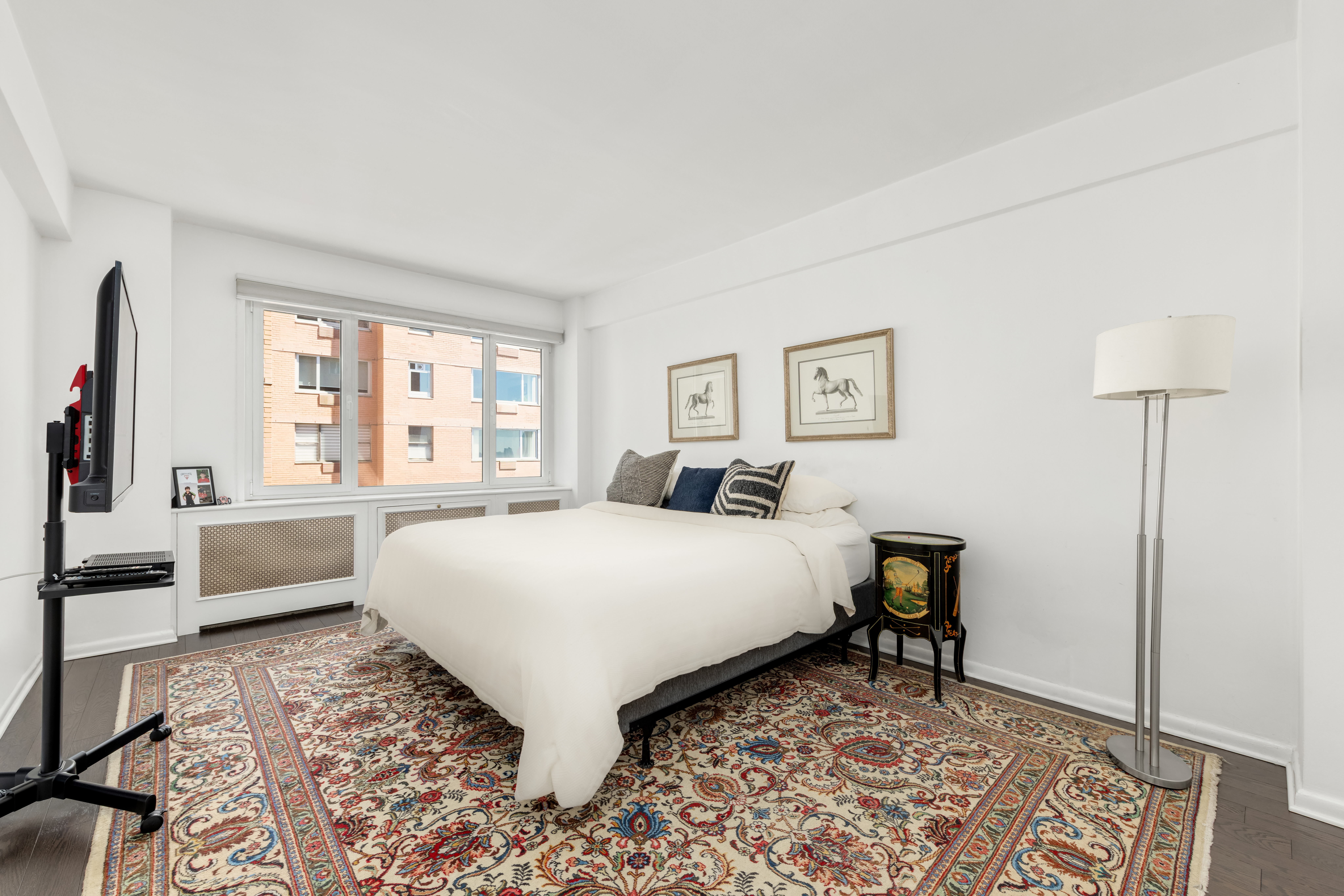 25 Sutton Place South, Unit 18L Manhattan, NY 10022 - Photo 6 of 11 a bed room with a bed and a chair