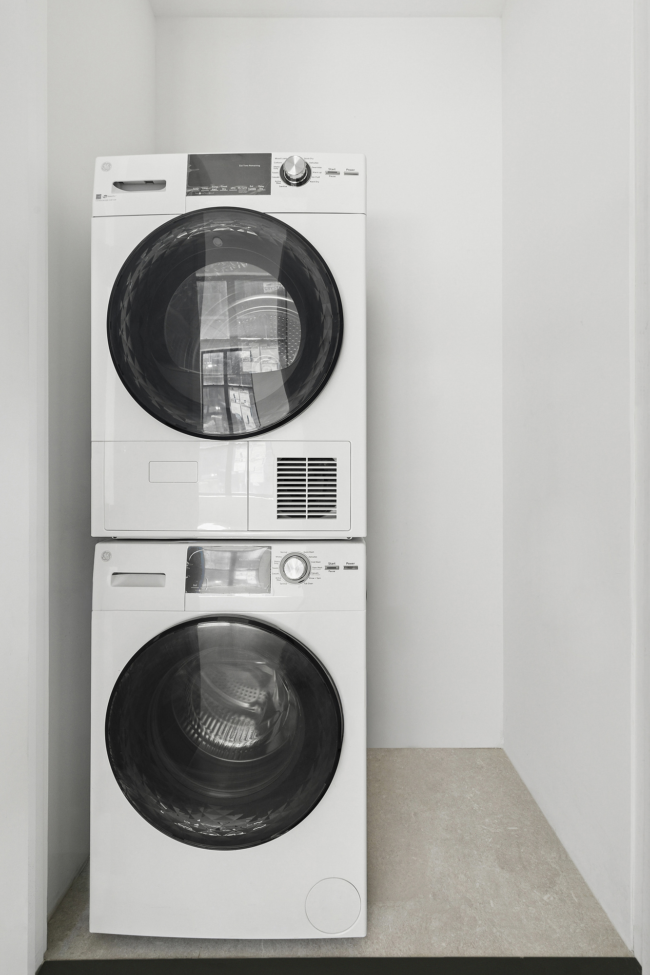 647 Dekalb Avenue, Unit 3A Brooklyn, NY 11216 - Photo 6 of 7 a utility room with dryer and washer