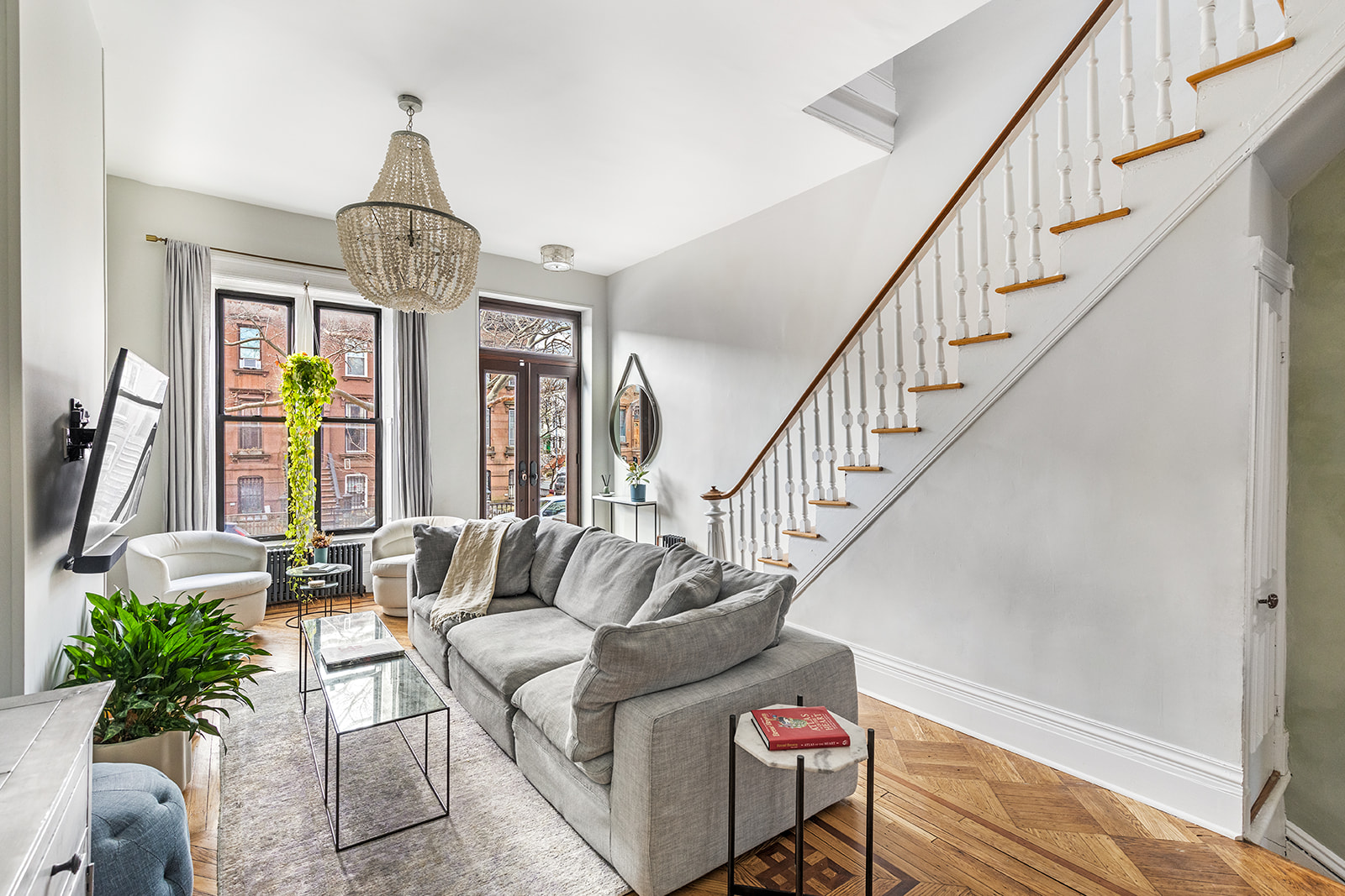 a view of entryway and workspace