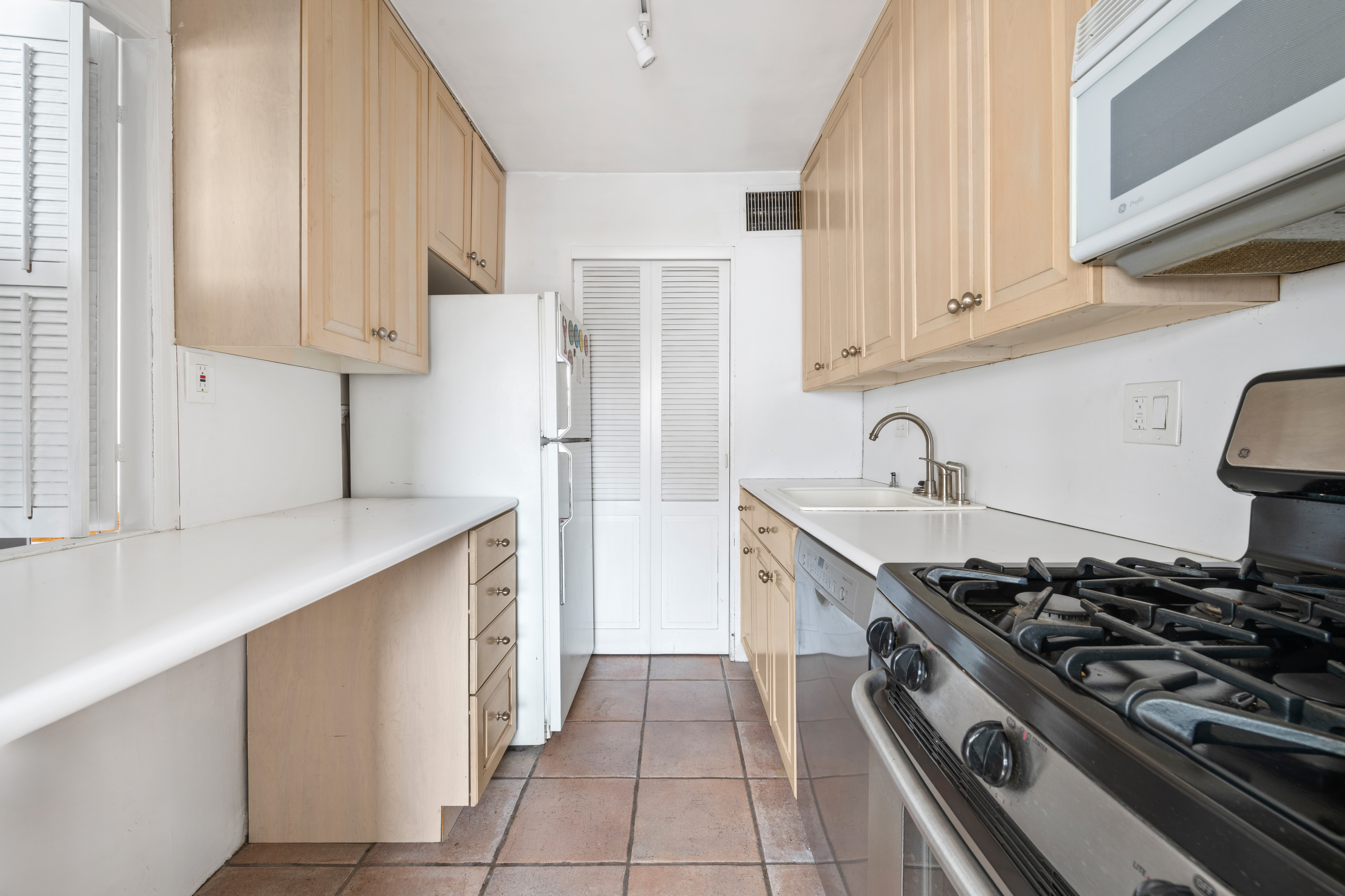 315 East 70th Street, Unit 12R Manhattan, NY 10021 - Photo 3 of 10