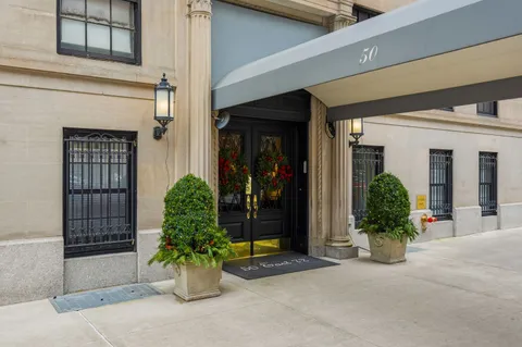 $2,695,000 | 50 East 72nd Street, Unit 9B | Lenox Hill