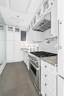 $2,585,000 | 26 East 63rd Street, Unit 11F | Lenox Hill