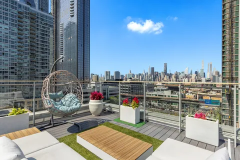 $1,590,000 | 42-44 Crescent Street, Unit PHB | Long Island City
