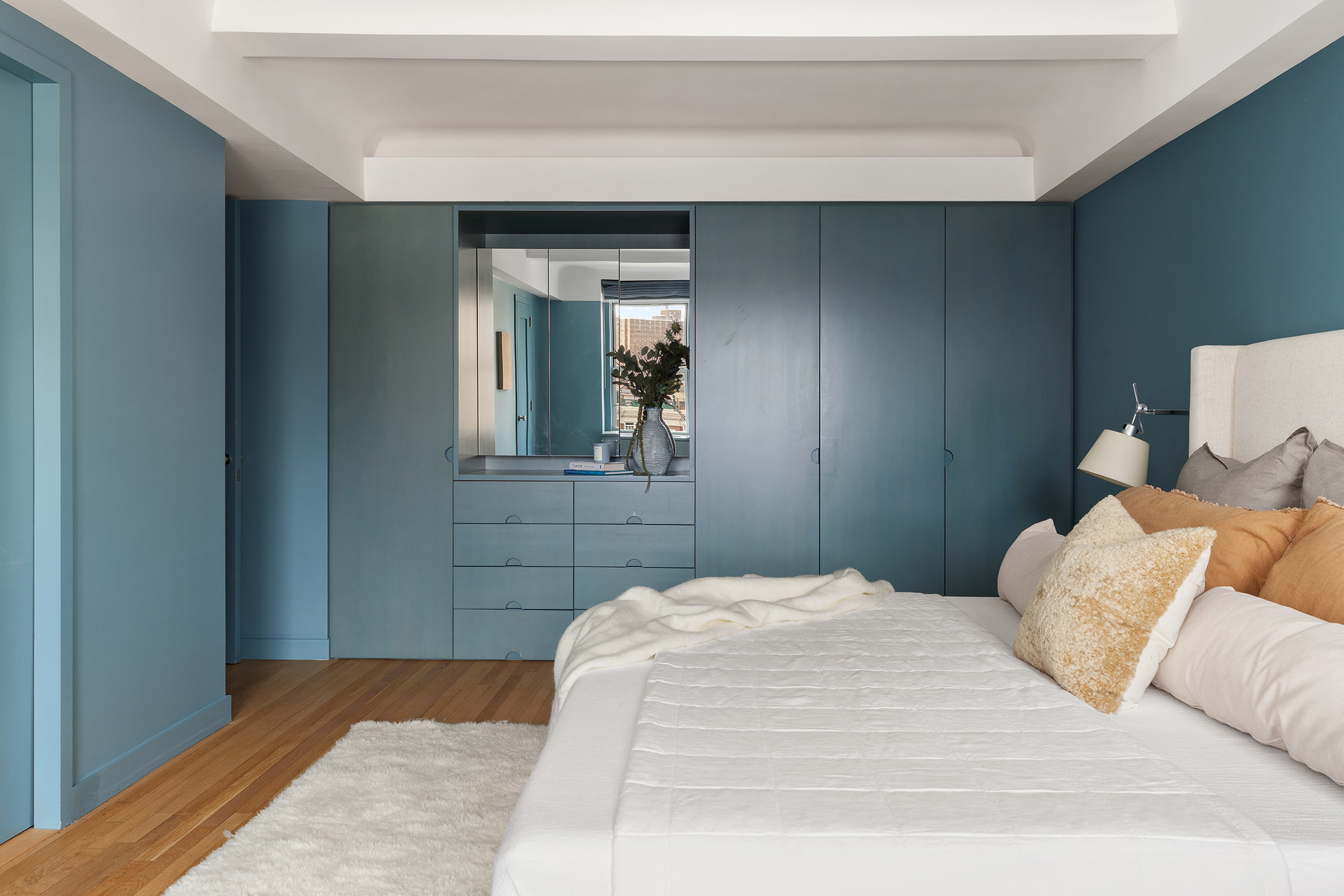 425 East 86th Street, Unit 11E Manhattan, NY 10028 - Photo 5 of 19 a bedroom with a bed and a mirror