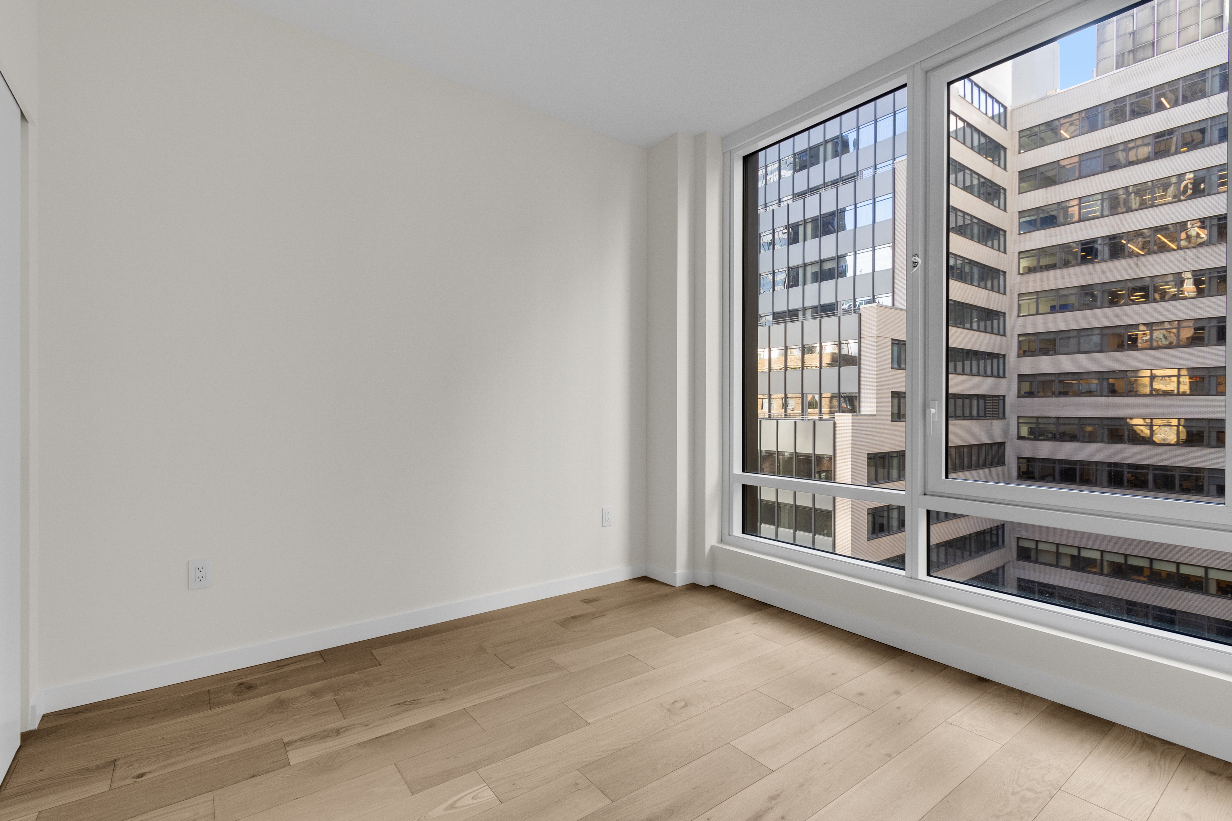 135 East 47th Street, Unit 16F Manhattan, NY 10017 - Photo 5 of 13