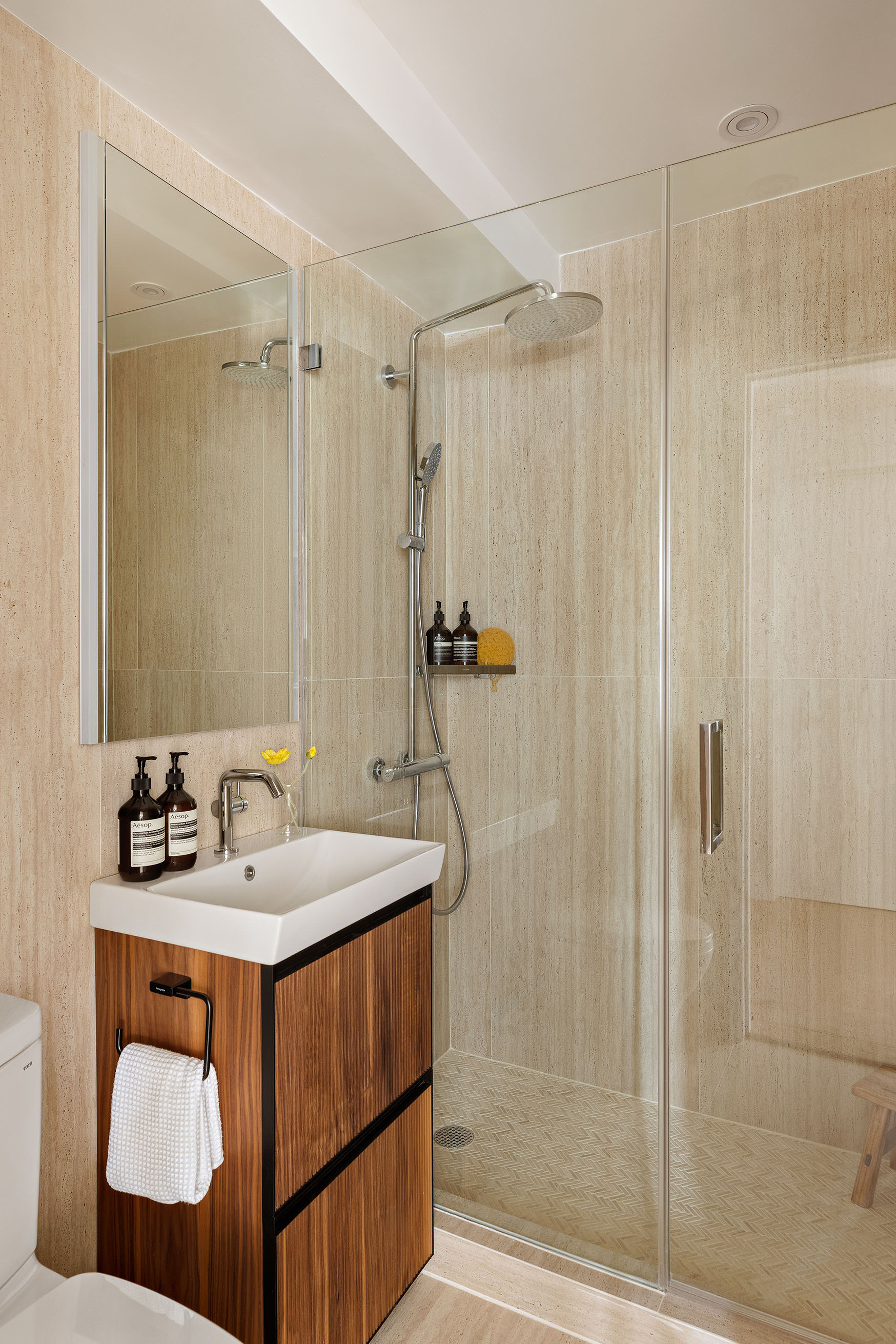 32 Gramercy Park South, Unit 8BD Manhattan, NY 10003 - Photo 14 of 20 a bathroom with a sink toilet and shower