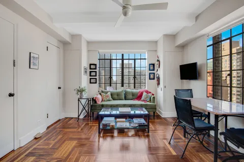 $400,000 | 320 East 42nd Street, Unit 2510 | Murray Hill