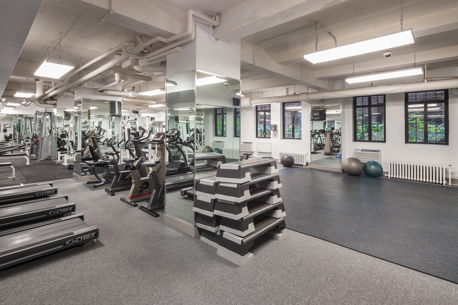 320 East 42nd Street, Unit 1516 Manhattan, NY 10017 - Photo 9 of 10