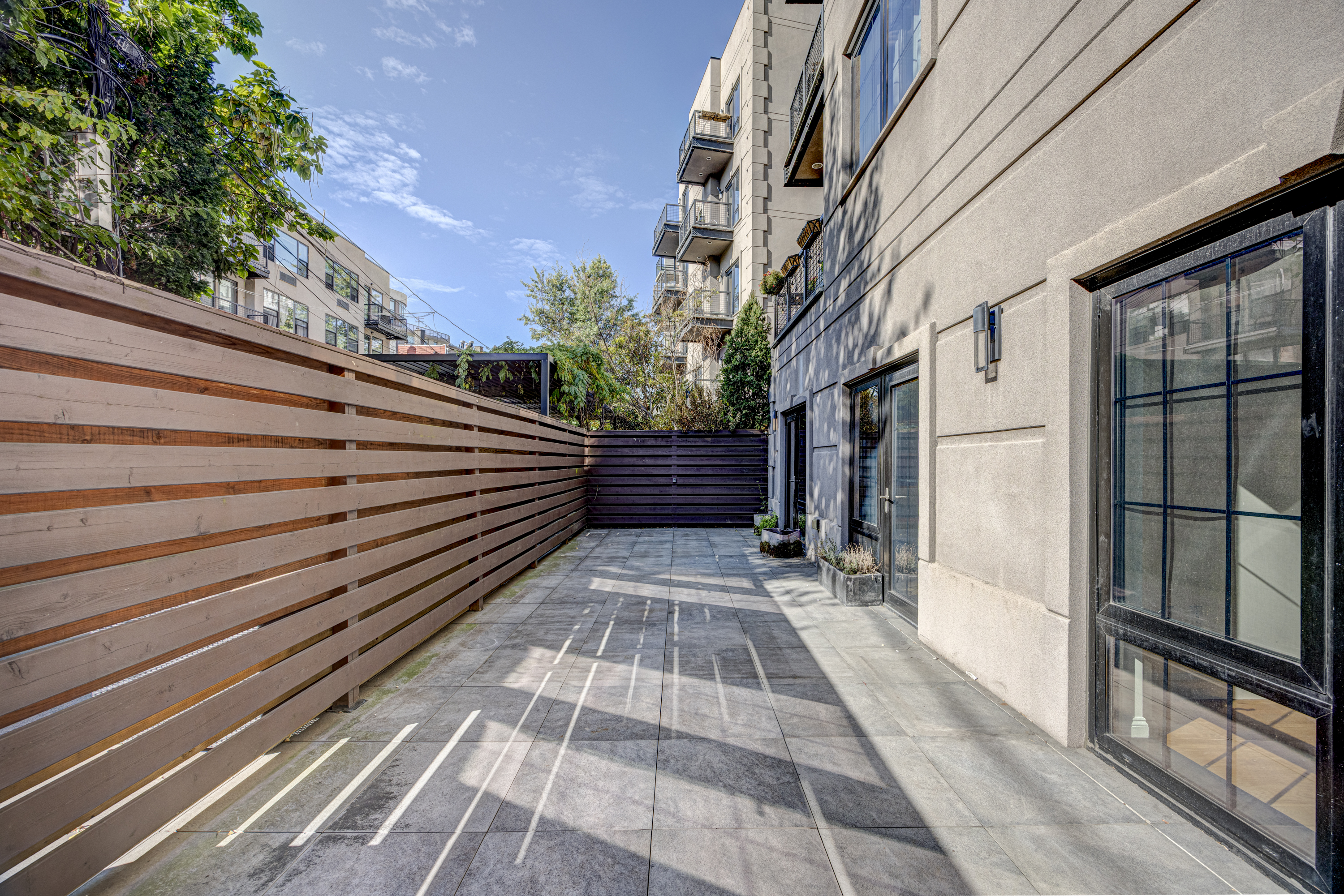 a view of entryway with a garden