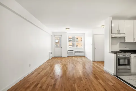 $615,000 | 170 West 23rd Street, Unit 5R | Chelsea