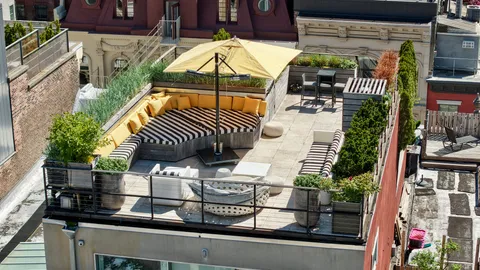 a view of entryway with a balcony