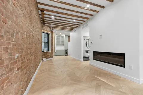 a view of entryway with a room