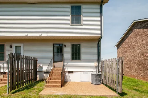 $250,000 | 250 Sanders Ferry Road, Unit 5, Hendersonville, TN 37075