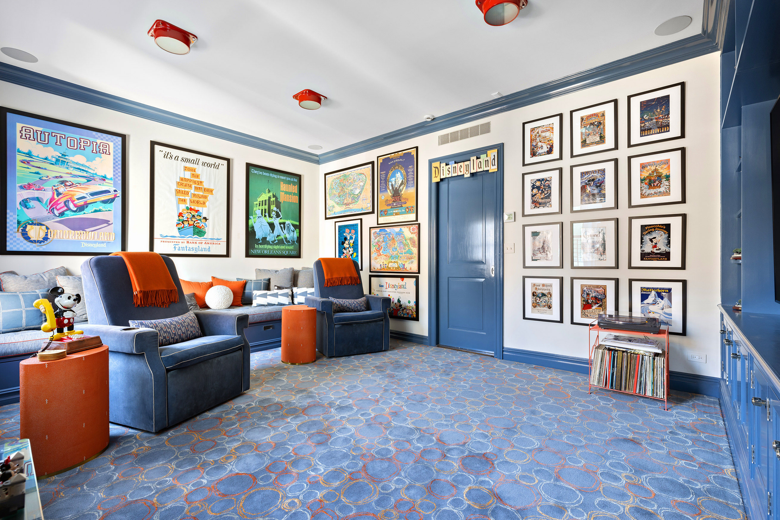 127 East 73rd Street Manhattan, NY 10021 - Photo 33 of 40 a living room with furniture and a bookshelf