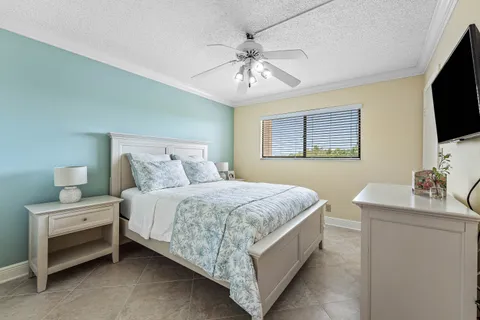 $215,000 | 7076 Huntington Lane, Unit 502, Delray Beach, FL 33446