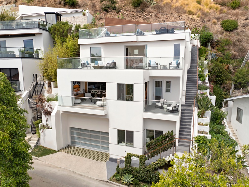 17713 Posetano Road Pacific Palisades, CA 90272 - Photo 2 of 21