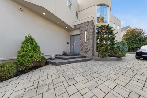 a view of a backyard with pathway