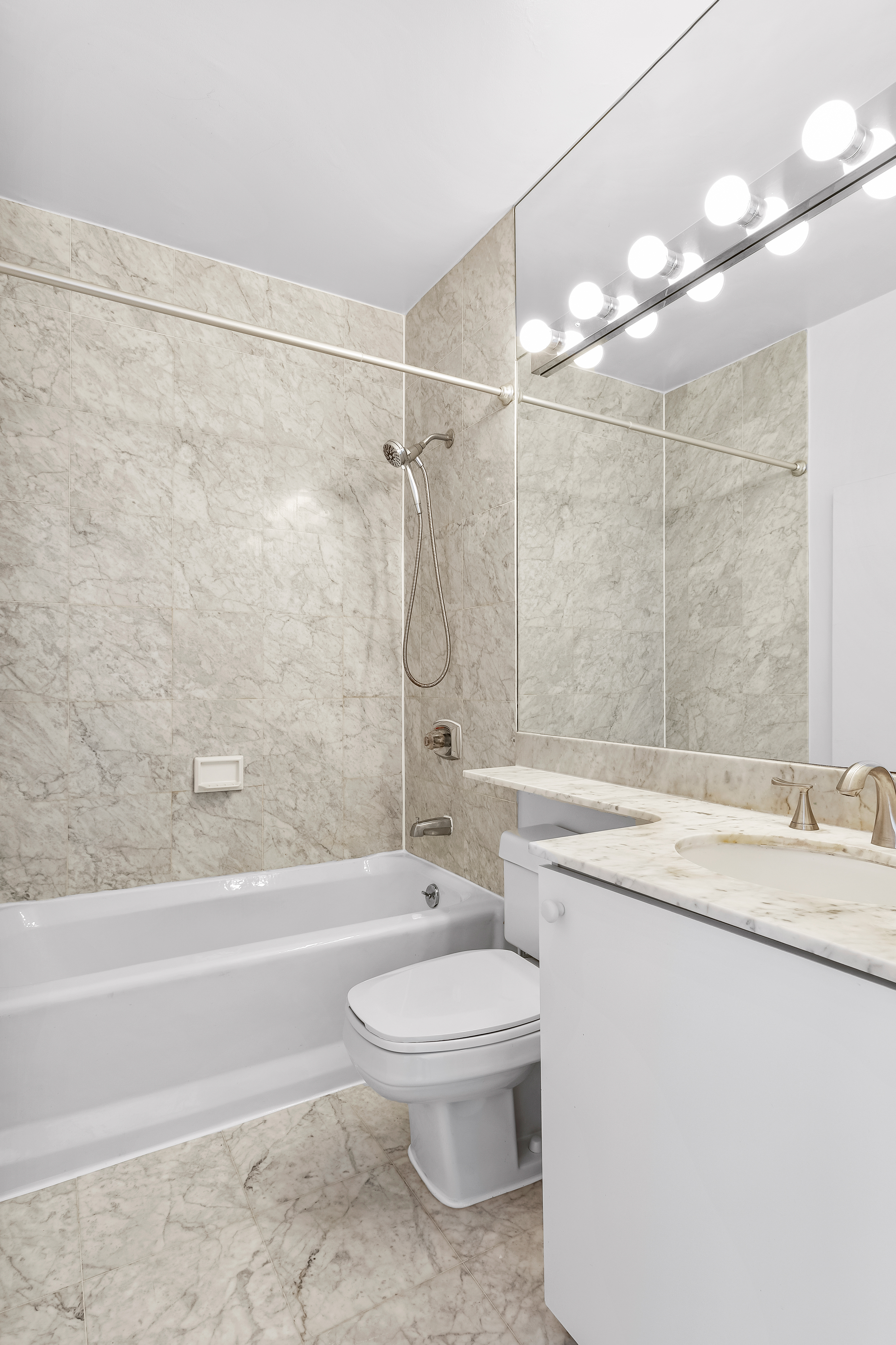 200 East 89th Street, Unit 18D Manhattan, NY 10128 - Photo 5 of 8