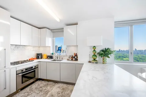 $1,935,000 | 322 West 57th Street, Unit 50H | Hell's Kitchen