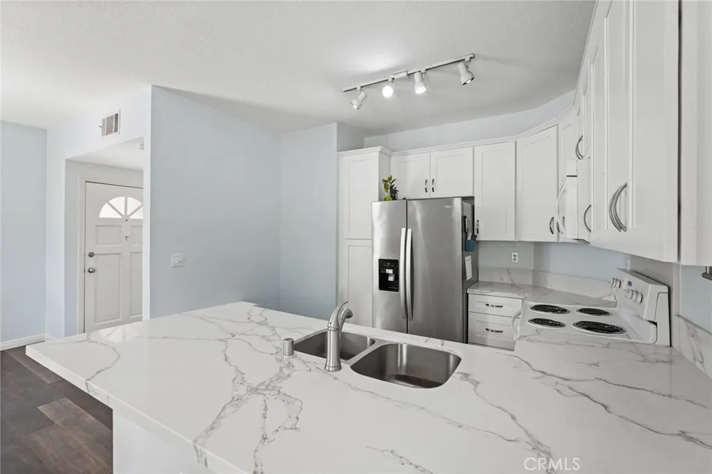 $425,000 | 2426 Pleasant Way, Unit E, Thousand Oaks, CA 91362