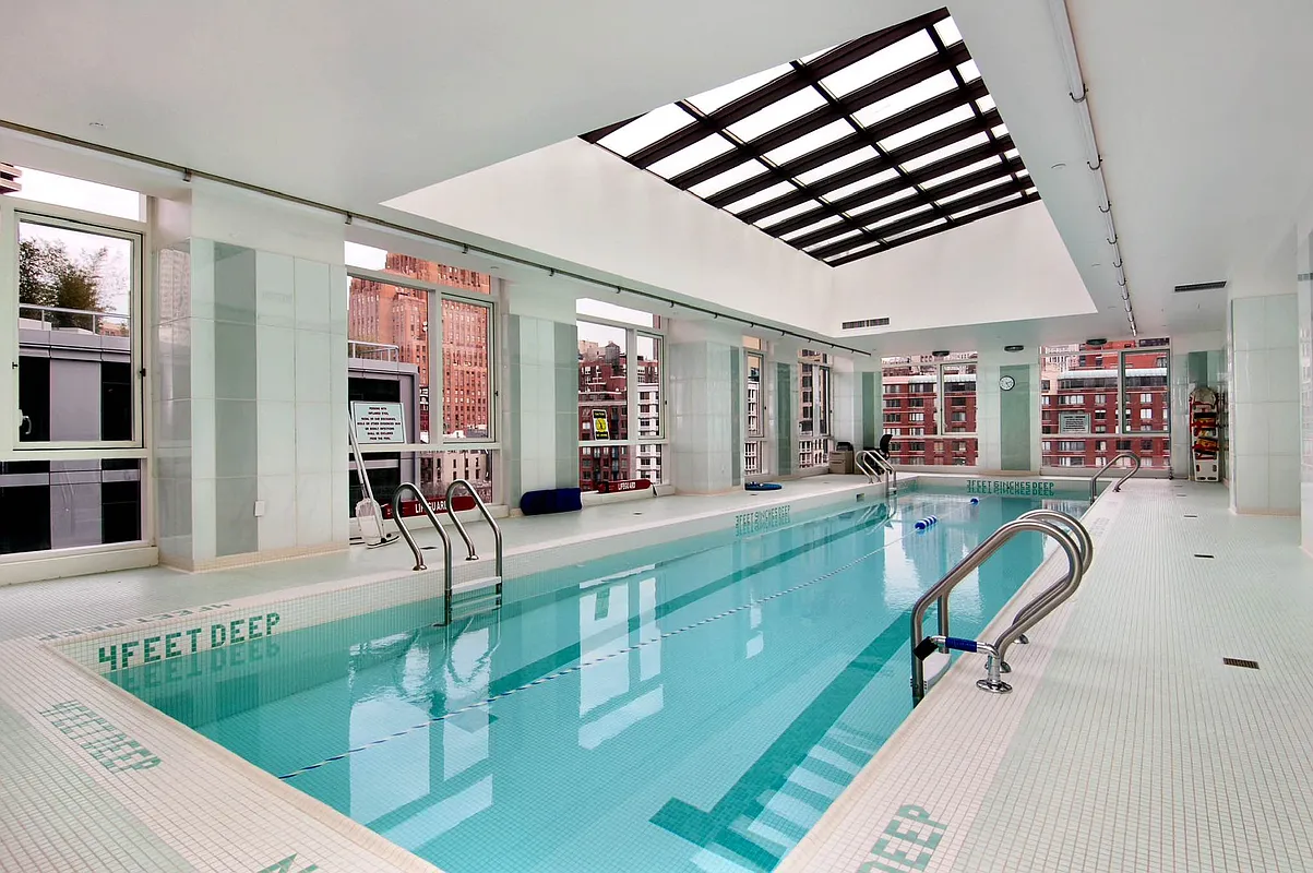 200 Chambers Street, Unit 7AI Manhattan, NY 10007 - Photo 20 of 28 a room with lots of table and chairs