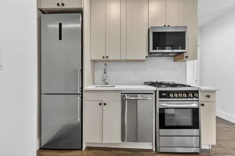 $7,600 | 152 Thompson Street, Unit 4A | SoHo