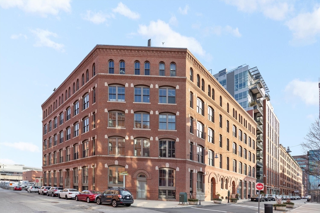 35 Channel Center Street, Unit 402 Boston, MA 02210 - Photo 33 of 35 a front view of a building