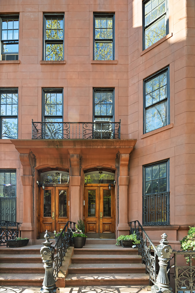 67 Perry Street, Unit 3 Manhattan, NY 10014 - Photo 21 of 22 front view of a building