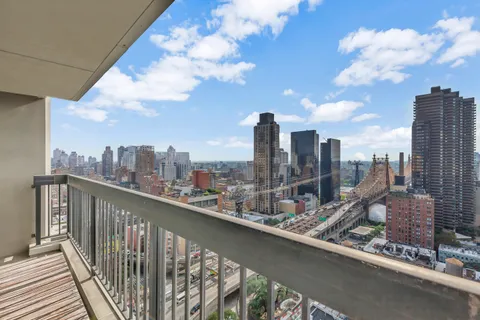 $1,290,000 | 300 East 59th Street, Unit 2601 | Sutton Place